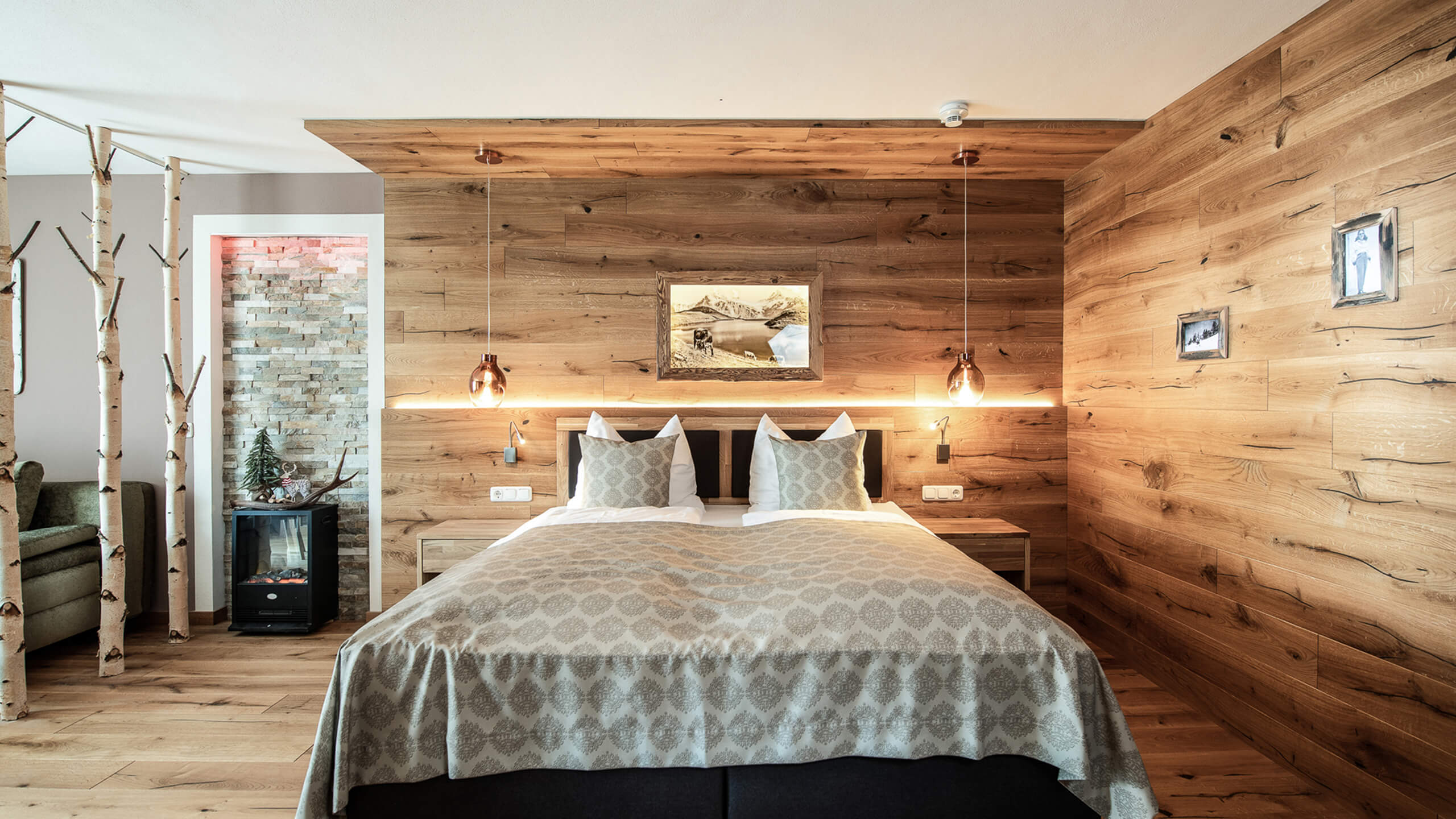 Modernes Schlafzimmer mit Holzvertäfelung und Doppelbett.