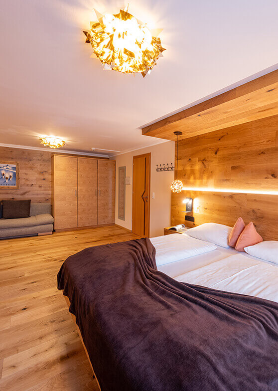 Modernes Schlafzimmer mit Holzmöbeln und Doppelbett.