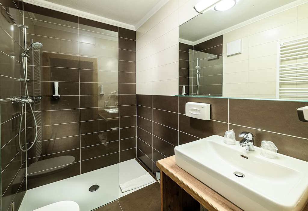 Badezimmer, Dusche, Waschbecken, Spiegel