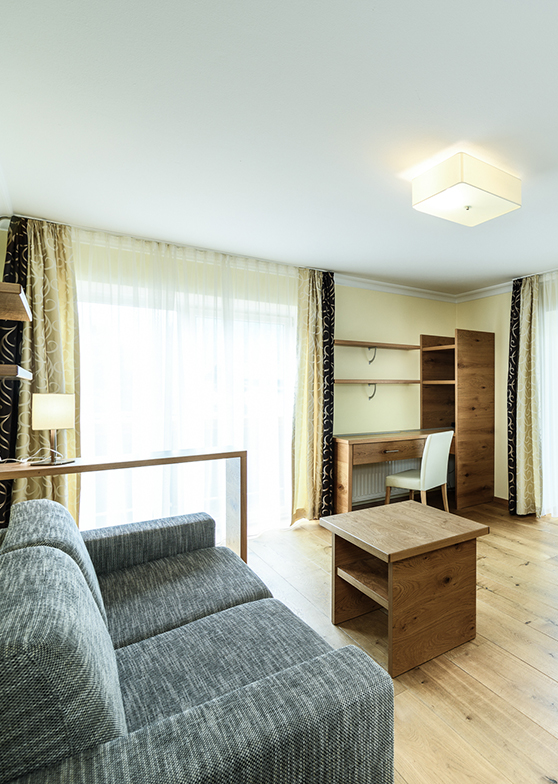 Couch, Fenster, Schreibtisch