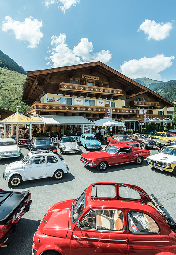 Oldtimer vor Hotel Victoria in den Alpen.