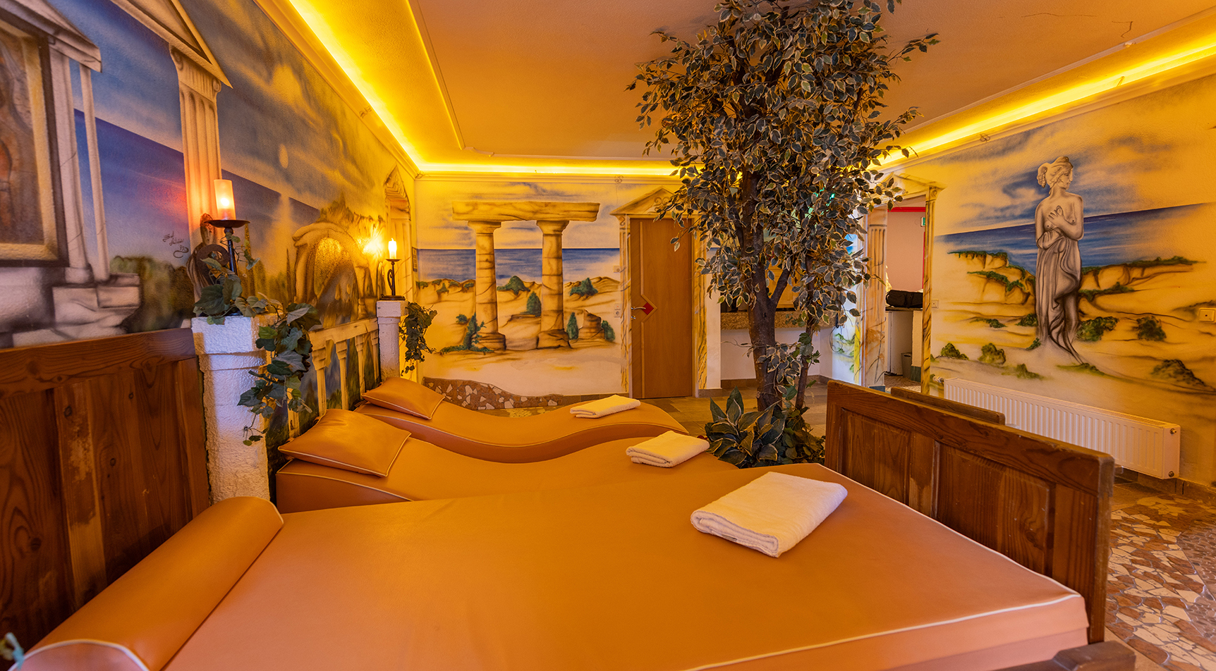 Antiker Ruheraum mit Liegen, Wandbildern, Kunstbaum.