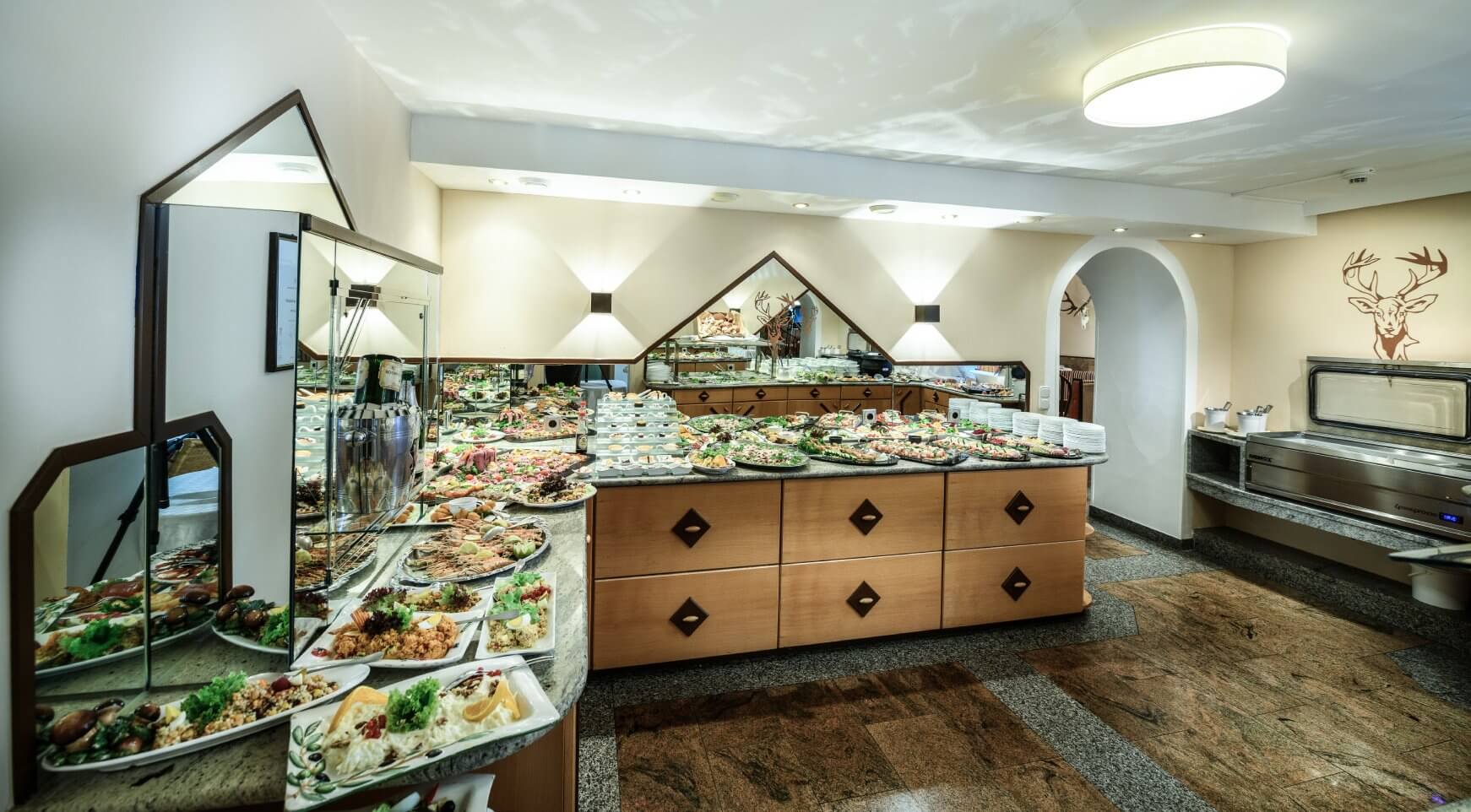 Reichhaltiges Buffet mit vielen Speisen in einem Restaurant.