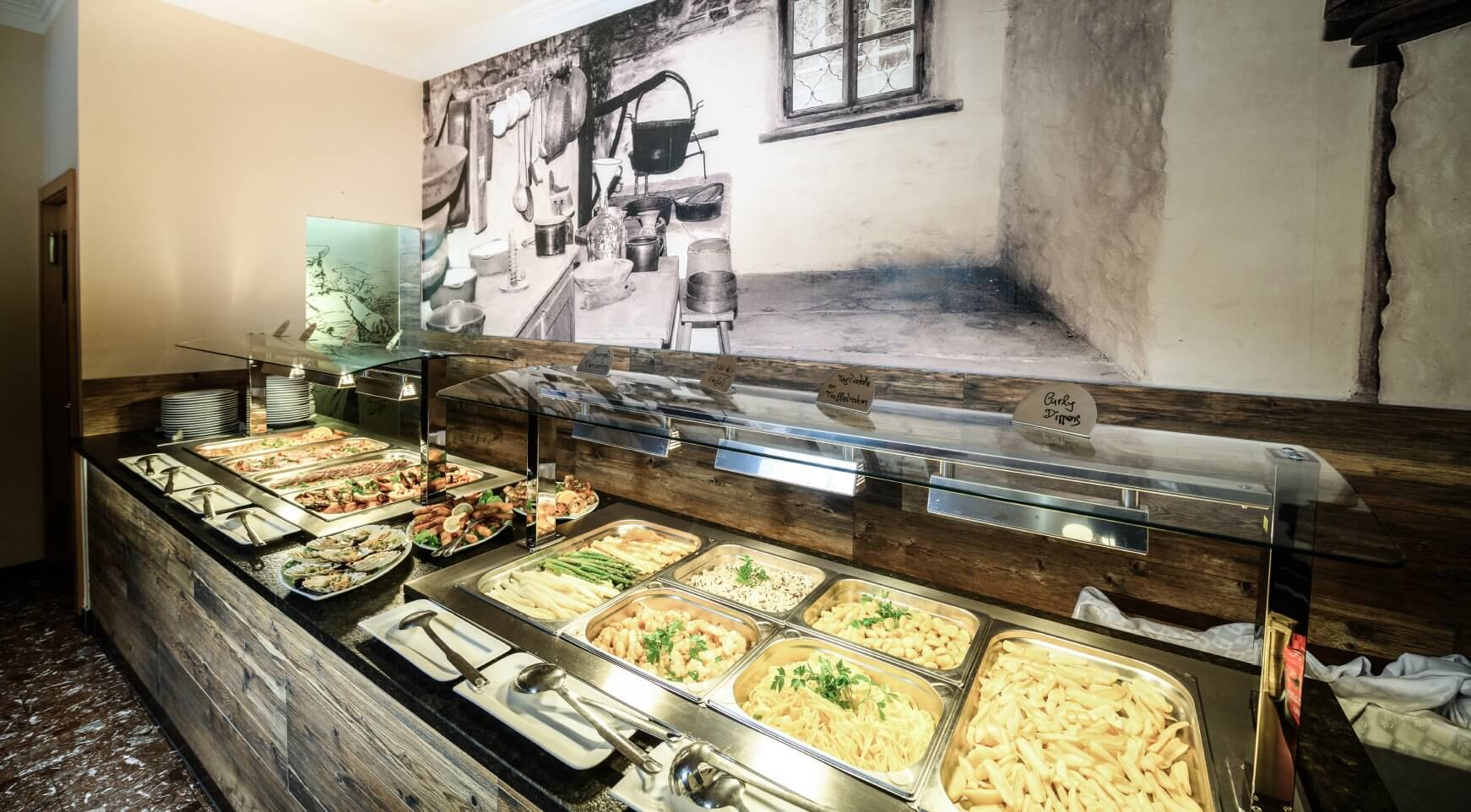 Buffet mit warmen Speisen, Nudeln, Gemüse und Salaten.